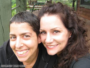 Susannah Reid, left, benefited when her sister Beth Weiss found a fellow patient on a cancer-centric site.