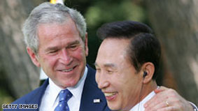 Bush praises South Korea, rebukes North