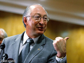 Steven Chu speaks at a news conference after President-elect Barack Obama named him energy secretary.