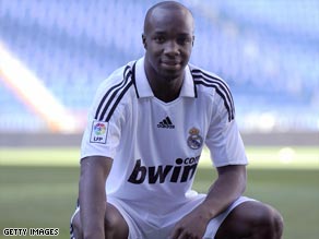 Diarra shows off his new Real Madrid strip after penning a contract with the Spanish champions until 2013.