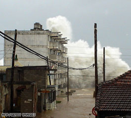 900,000 evacuated as Hurricane Ike hits Cuba