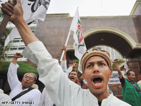 People shout slogan Friday at a protest held in Jakarta supporting the convicted bombers.