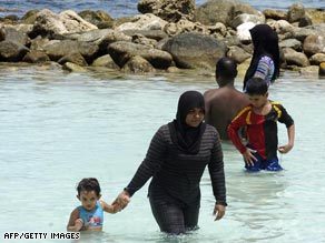 http://i2.cdn.turner.com/cnn/2008/WORLD/asiapcf/11/11/maldives.president/art.swimmers.afp.gi.jpg
