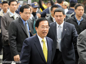 Chen Shui-bian, center, is escorted by security staff before walking into the proscutor's office in Taipei on Tuesday.