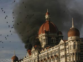 Fresh explosions have been heard at the Taj Mahal hotel, where police are trying to free hostages.