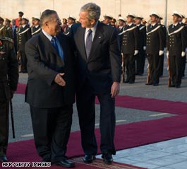 Bush arrives in Baghdad on unannounced visit