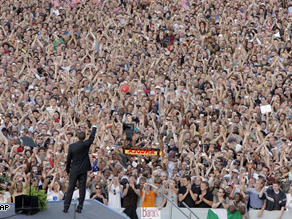 Senator Obama waves as he arrives at the Victory Column in Berlin