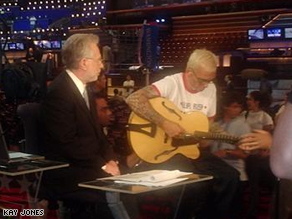 Wolf Blitzer and Art Alexakis of Everclear, delegate from Oregon at the 2004 Democratic Convention.