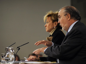 Spanish VP Maria Teresa Fernandez de la Vega and Deputy PM Pedro Solbes discuss the government's move.