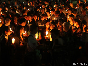 Students at Yale attend a candlelight vigil for Annie Le Monday night.