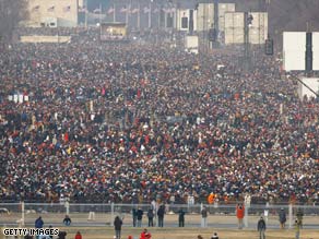 Hundreds of thousands of people packed the National Mall on Tuesday, testing wireless networks.