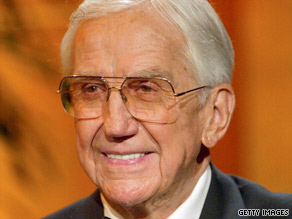 Ed McMahon and talk show host Jay Leno talk about the late Johnny Carson in 2005.