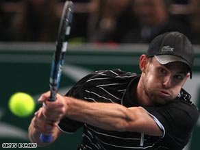 Top seed Roddick outlasted Lleyton Hewitt in a battle of the former world number ones.