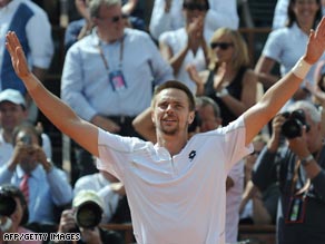 Robin Soderling salutes the crowd after his stunning five-set victory over Fernando Gonzalez.