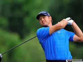 A new putter provided Retief Goosen with eight birdies to take a two-stroke lead in Munich.