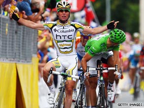 Mark Cavendish celebrates his victory on the 10th stage ahead of green jersey holder Thor Hushovd.