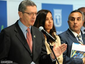 Madrid's Mayor Alberto Ruiz Gallardon talks to the media after his city's evaluation report.