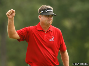 Perry acknowledges another birdie in his superb third round at East Lake.