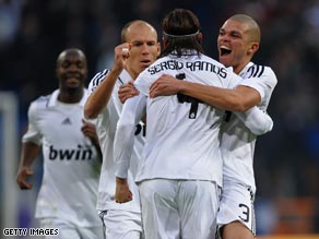 Madrid players congratulate Sergio Ramos after his equalizing goal against Osasuna on Sunday.