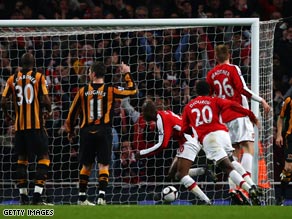 Williams Gallas (No.10) scores the winning goal as Arsenal sealed a semifinal showdown with Chelsea.