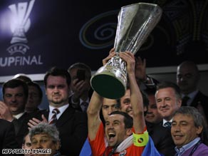 Shakhtar captain Darijo Srna becomes the final captain to lift the UEFA Cup after their 2-1 victory.
