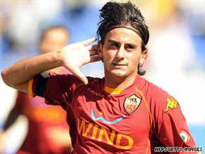 Italy midfielder Alberto Aquilani has been lined up to replace Xabi Alonso at Liverpool.