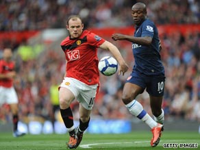 Manchester United goalscorer Wayne Rooney, left, challenges Arsenal defender William Gallas.