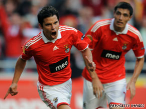 Javier Saviola, left, celebrates after putting Benfica ahead against Everton on Thursday night.