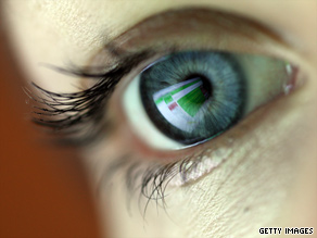 Scientists have developed a contact lens that delivers medication gradually to the eye.