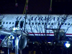 Crews successfully hoist the wreckage of US Airways Flight 1549 out of the water on Saturday.