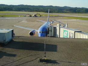 Southwest Flight 2294 fez um pouso de emergência no aeroporto Yeager de Charleston, Virgínia Ocidental, na segunda-feira.