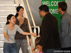 Photo: American journalists Euna Lee and Laura Ling greeted by