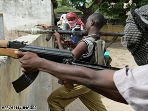 Islamist militants from the Hizb-al-Islamiya take positions at Wardhiglay Police station in Mogadishu on May 10, 2009