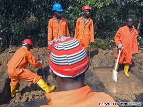 A team from Royal Dutch Shell works amid spilled oil in Atali, Nigeria.