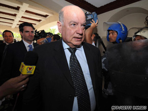 Organization of American States chief Jose Miguel Insulza arrives Monday in Tegucigalpa, Honduras.