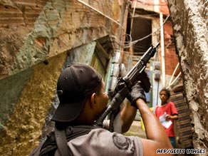 A policeman advances through an alley of Rio on March 25, 2009, during an anti-drug operation.