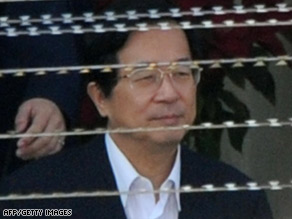 Chen Shui-bian leaves the Taipei District Court for his corruption trial at Tucheng detention center on March 4.