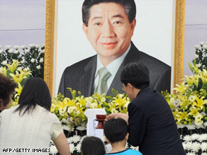 Mourners on Monday visit a memorial to ex-South Korean President Roh Moo-Hyun in a village southeast of Seoul.