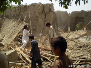 Villagers gather at the rubble of houses belonging to supporters of Pakistani Taliban chief Baitullah Mehsud.