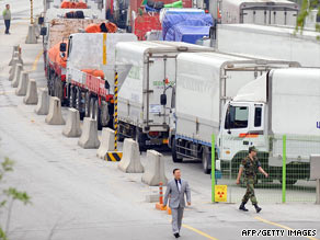 South Korean vehicles wait to head for the Kaesong Industrial Complex at a Paju check point, June 19, 2009.