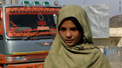 Kids smuggle food on war border