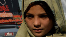 Kids smuggle food on war border