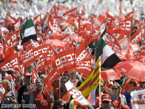 Thousands take part in the Madrid demonstration, organized by the European Trade Confederation.