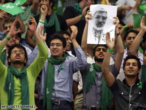 Opponents of Mahmoud Ahmadinejad like Mir Hossein Mousavi are using technology to reach voters.