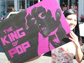 Kim Nguyen held her work aloft for potential buyers to see only feet from Michael Jackson’s star.