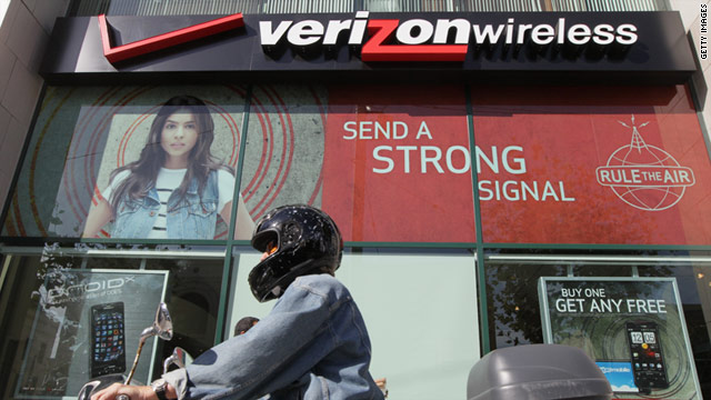 Verizon Wireless stores will start selling accessories for laptops that can tap into its new 4G network on Sunday.