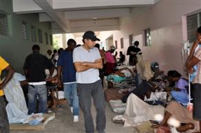 Dr. Sanjay Gupta in Port-Au-Prince hospital.