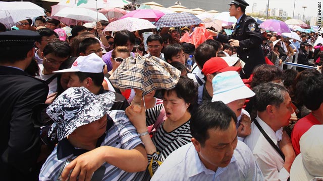 People queue up to enter the France Pavilion on May 2 at the World Expo in Shanghai.