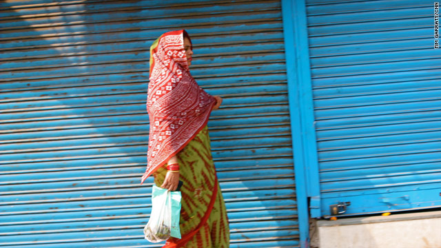 Images of India: Lady in red