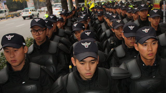 Images of Seoul: More police than protesters